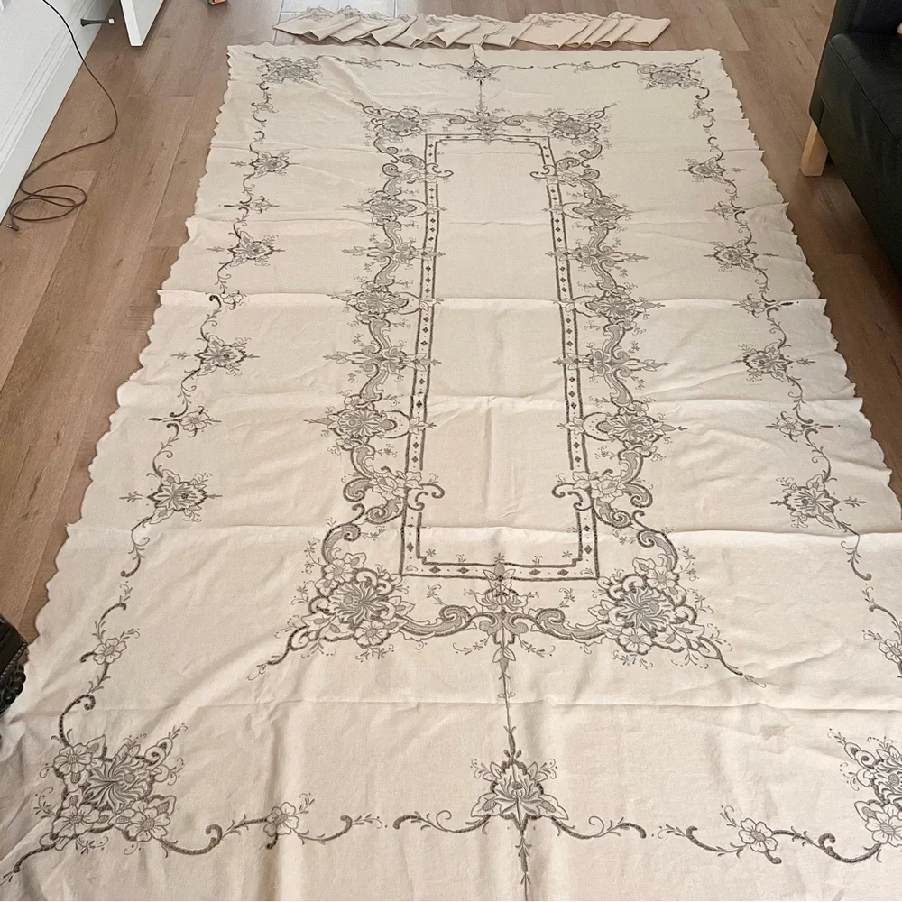 Vtg Madeira Embroidered Cutwork Lace Floral Linen Tablecloth‎ 113”x62” & Napkins